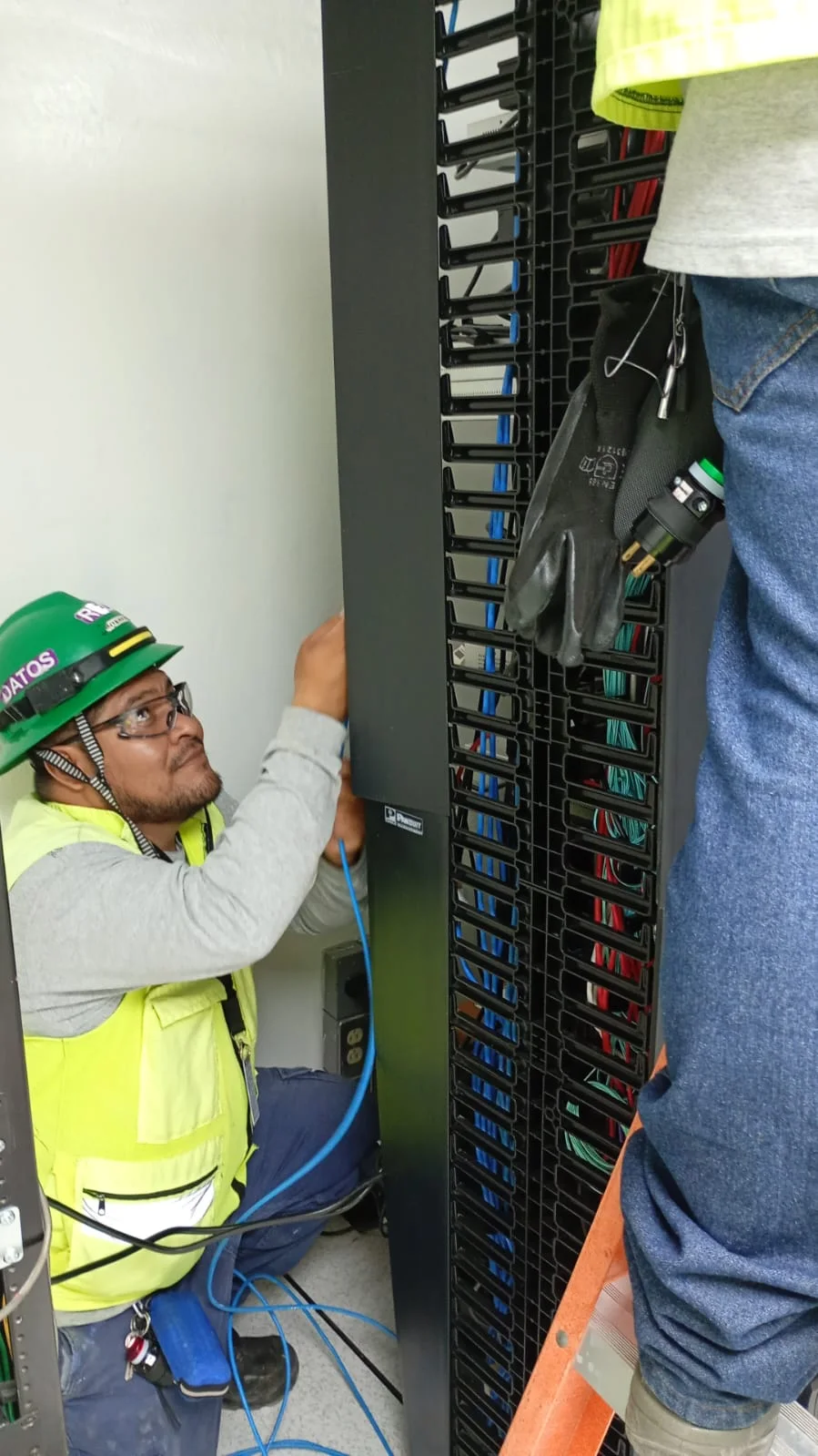Site de telecomunicaciones con rack y equipo de red respaldado por energía temporal