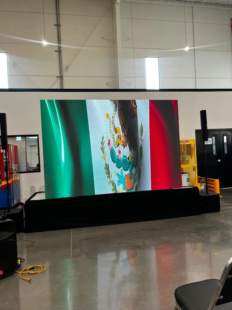 Pantalla LED con contenido a todo color para activación