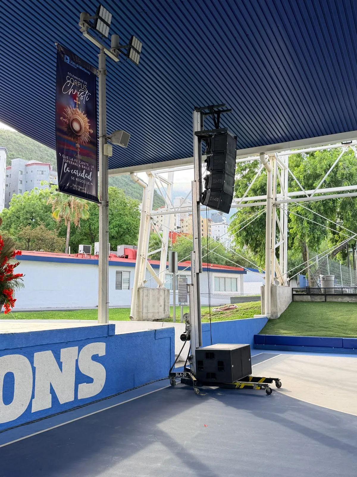 Sistema de audio profesional line array para evento en Monterrey